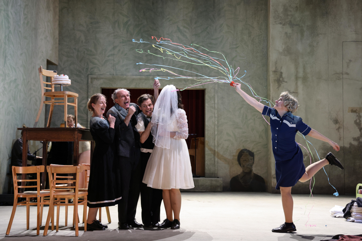 Solange wir leben – Theater Bremen – Alize Zandwijk inszeniert David Safiers Roman über die Leidensgeschichte seiner Eltern